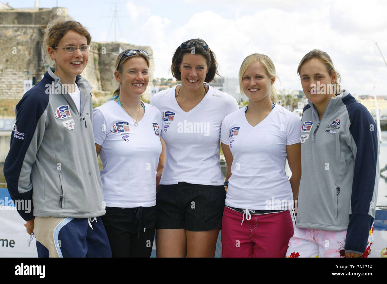 Das britische Olympic Sailing Team ist in der Laser Radial Klasse (von links), Alison Young, Penny Clark, Lizzie Vickers, Andrea Brewster und Charlotte Dobson in Cascais, Portugal, erfolgreich, um an den ISAF World Sailing Championships teilzunehmen. DRÜCKEN SIE VERBANDSFOTO. Bilddatum: Mittwoch, 20. Juni 2007. Die Veranstaltung markiert den Beginn des Wettkampfs zur Qualifikation für die Olympischen Spiele in Peking. Jede Nation kann nur ein Boot für die Olympischen Spiele in jeder Klasse betreten, so dass vier der Frauen enttäuscht sein werden. Bildnachweis sollte lauten: Chris Ison/PA Wire. Stockfoto