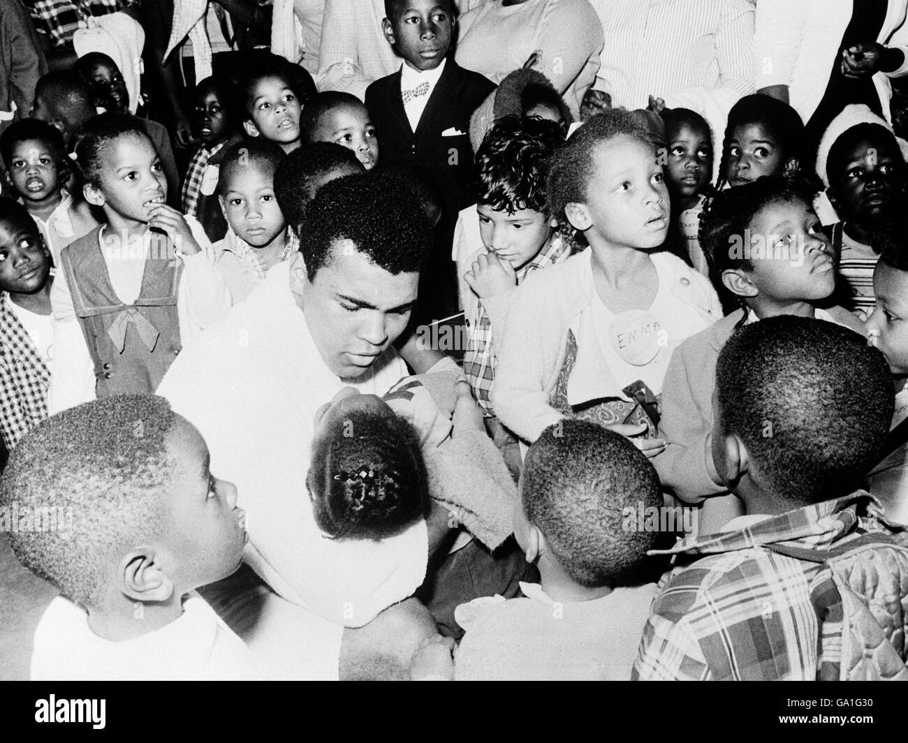 Muhammad Ali dummet sich mit einigen seiner größten Fans herum Während einer Trainingspause Stockfoto