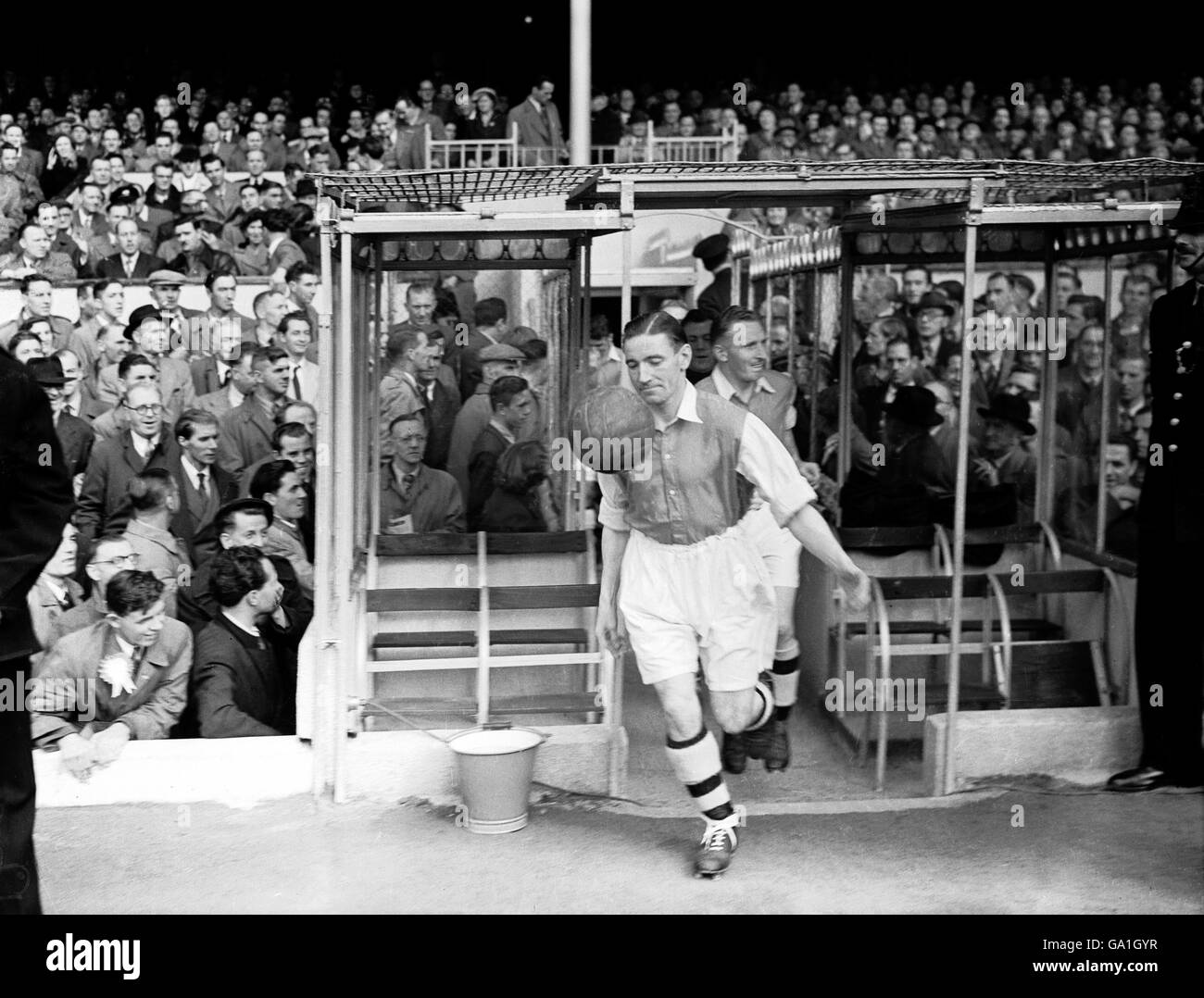 Fußball - Football League Division One - Arsenal gegen Sheffield Mittwoch. Jimmy Logie von Arsenal läuft vor dem Spiel aus Stockfoto