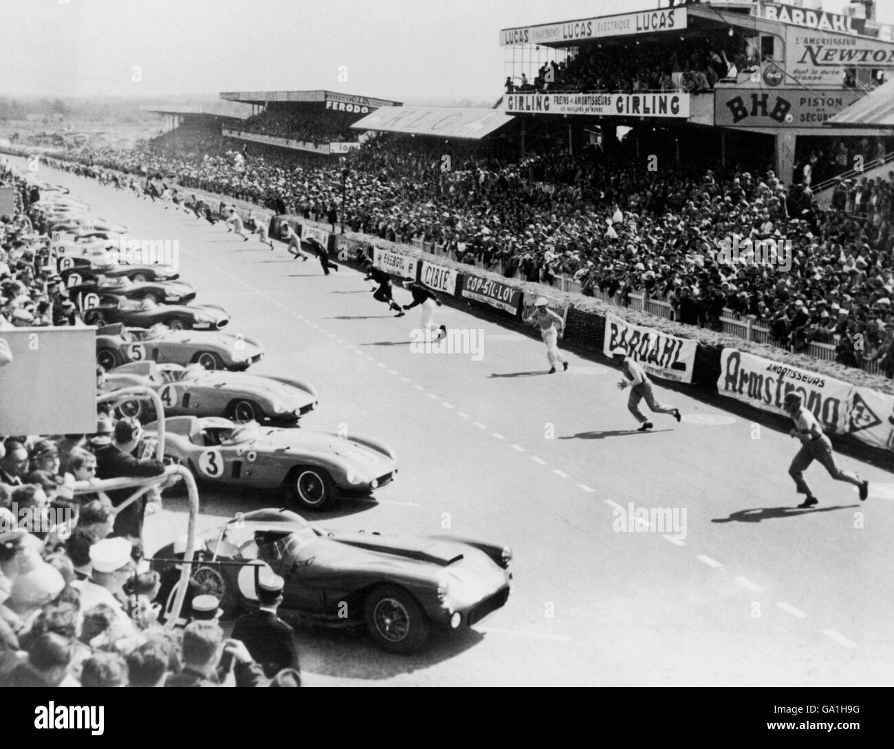 1955 le mans 24 stunden rennstart SchwarzweißStockfotos und bilder Alamy 1955 le mans 24 stunden rennstart SchwarzweißStockfotos und bilder Alamy