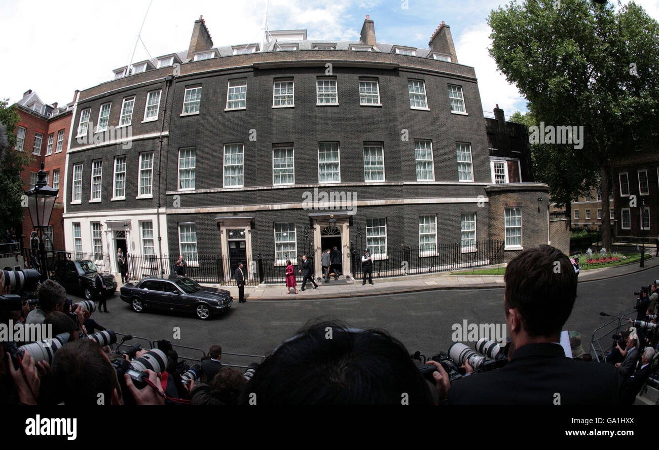 Die Medien beobachten, wie Premierminister Tony Blair die Downing Street 10 im Zentrum von London verlässt, begleitet von seiner Frau Cherie, auf dem Weg zum Buckingham Palace, um der Queen seinen Rücktritt zu überbieten. Stockfoto