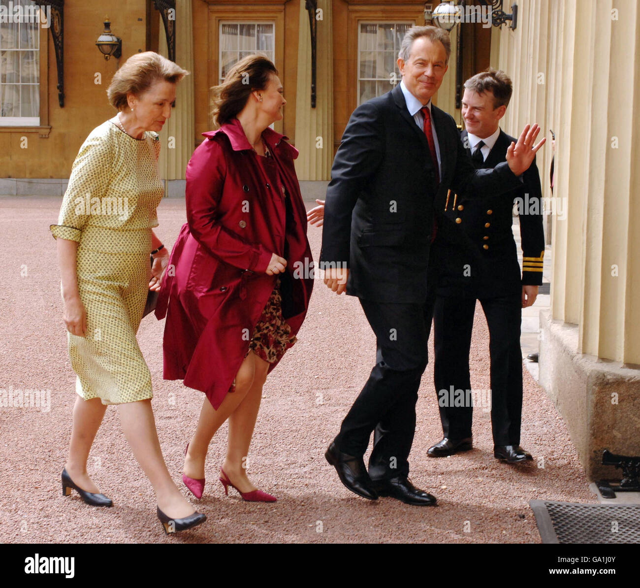 Premierminister Tony Blair wird in Begleitung seiner Frau Cherie von der Queen's Lady in Waiting, Lady Hussey, Left and Equerry, Heber Ackland begrüßt, als er zu einer Audienz bei der britischen Königin Elizabeth II. Im Buckingham Palalce in London kommt, wo er seinen Rücktritt angab. Stockfoto