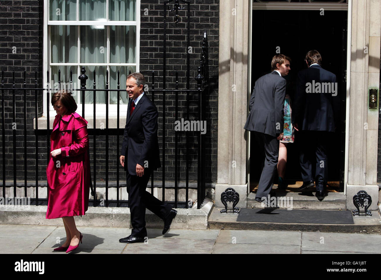 Premierminister Tony Blair begleitet von Frau Cherie, als sie die Downing Street, London, zum letzten Mal verlassen. Stockfoto