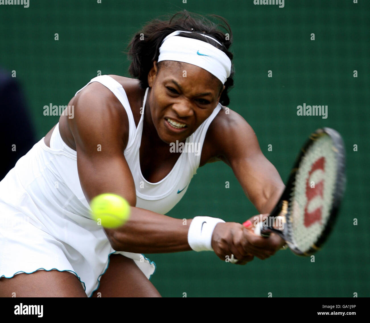 Tennis - Wimbledon Championships 2007 - Tag Drei - All England Club. Serena Williams im Kampf gegen Alicia Molik Stockfoto