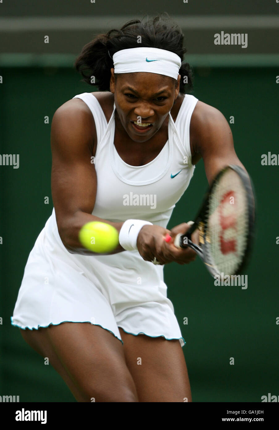 Tennis - Wimbledon Championships 2007 - Tag Drei - All England Club. Serena Williams im Kampf gegen Alicia Molik Stockfoto