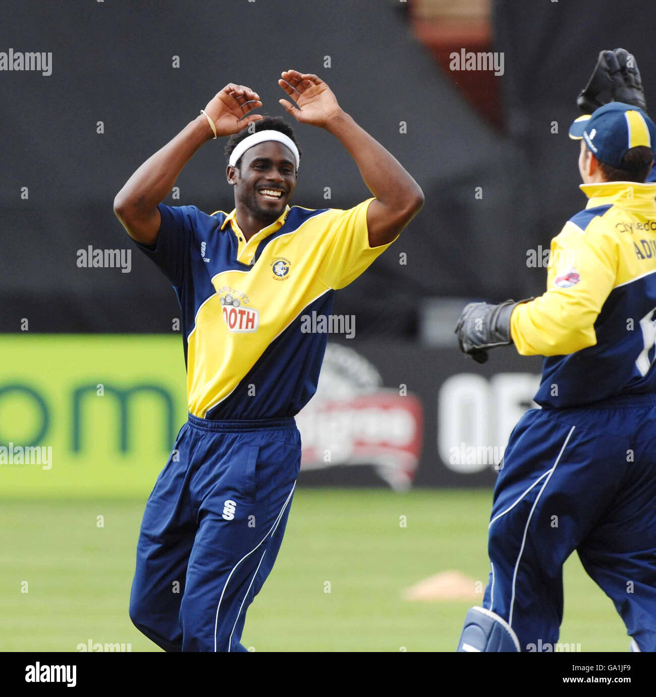 Der jubelende Gloucestershire-Bowler Carl Greenidge feiert mit dem Wicketkeeper Steve Adshead, als er während des Twenty20-Cup-Spiels im County Ground, Taunton, ein weiteres Somerset-Wicket sammelt. Stockfoto