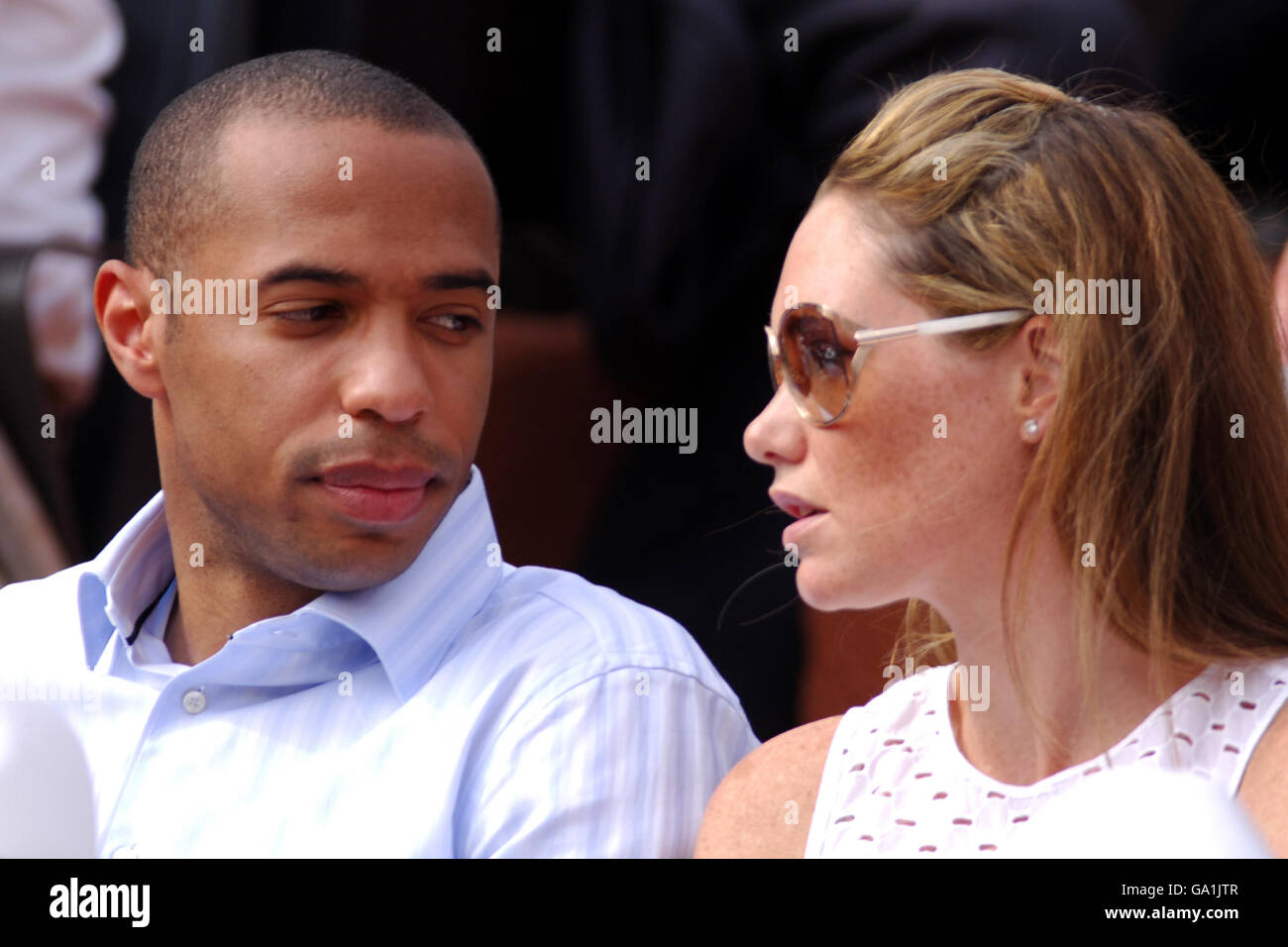 Tennis - 2007 French Open - Tag 15 - Mens Finale - Roland Garros. Thierry Henry und seine Frau Nicole Merry sehen das Finale von der Tribüne aus Stockfoto