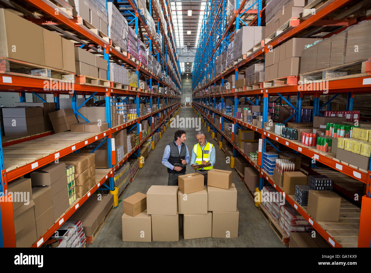 Ansicht von Managern sind einige Kartons überprüfen Stockfoto