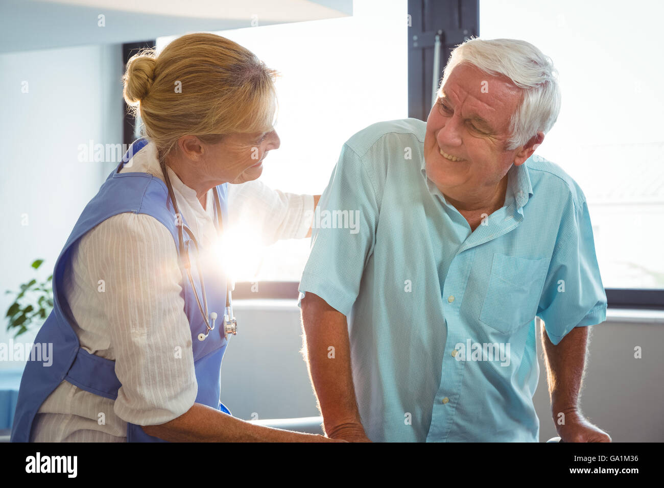 Krankenschwester kümmert sich um einen älteren Mann Stockfoto