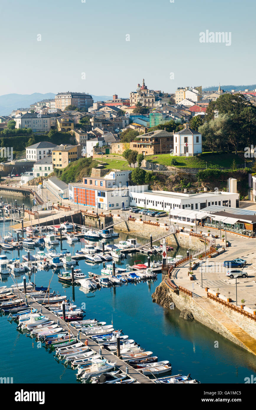 City View und Yacht Hafen von Ribadeo Stockfoto