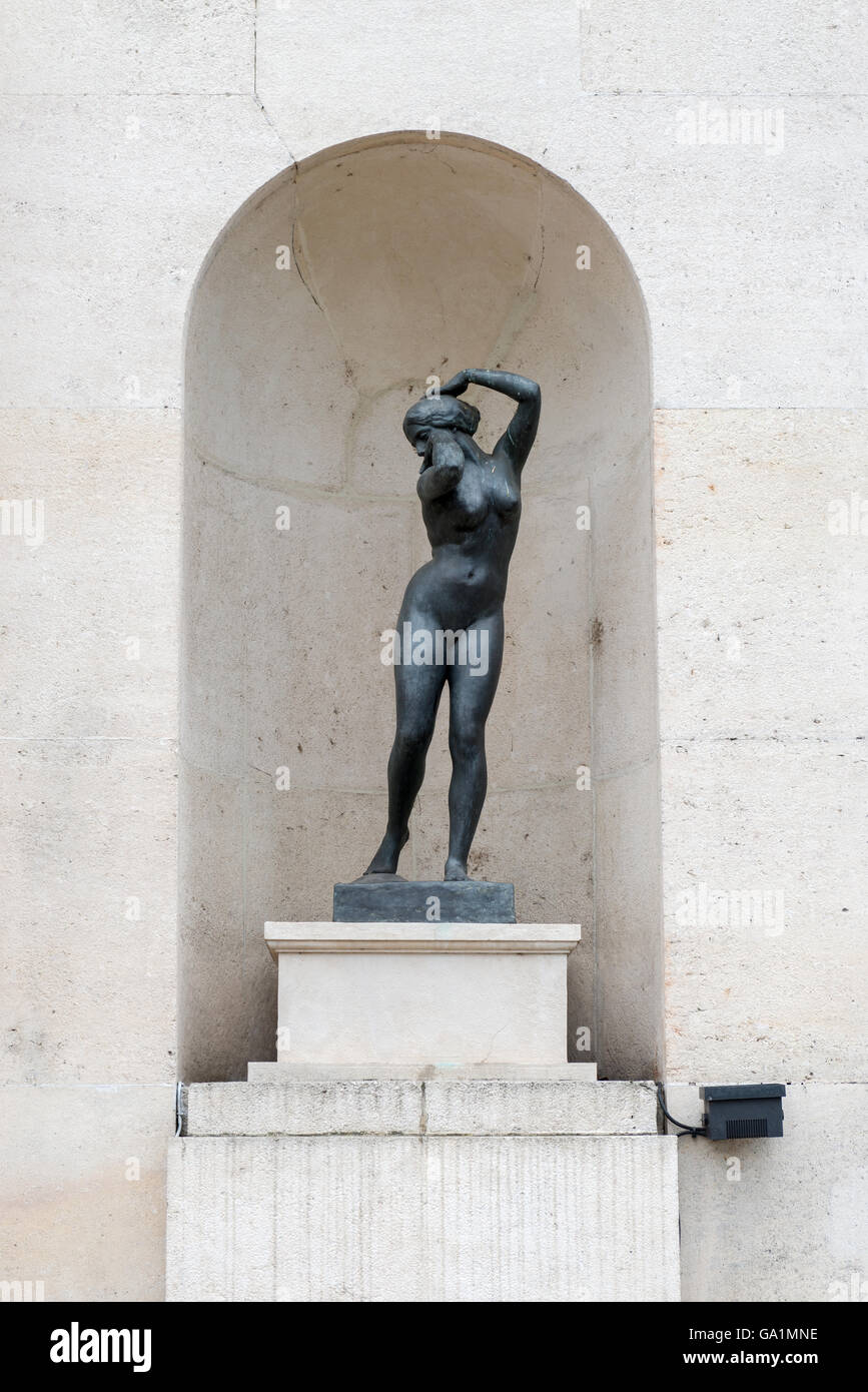 Bilbao, Spanien - 5. Oktober 2015: Weibliche Statue vor dem Museum der schönen Künste von Bilbao. Stockfoto