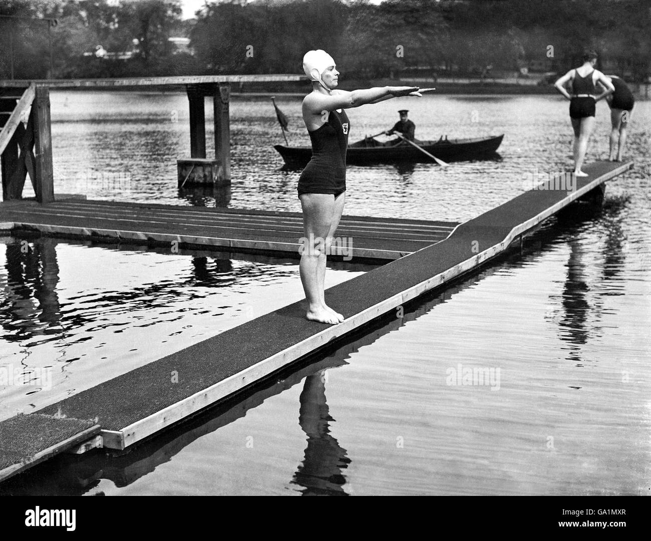 Miss Eva Coleman, die diesen Sommer versuchen will, am Kanal zu schwimmen, nutzt den Hyde Park Lido als Trainingsgelände. Ihre Trainerin Burgess sieht in ihr gute Chancen, den Rekord von Gertrude Ederle zu brechen. Das Bild zeigt Miss Eva Coleman, die kurz vor dem Sprung am Lido steht Stockfoto