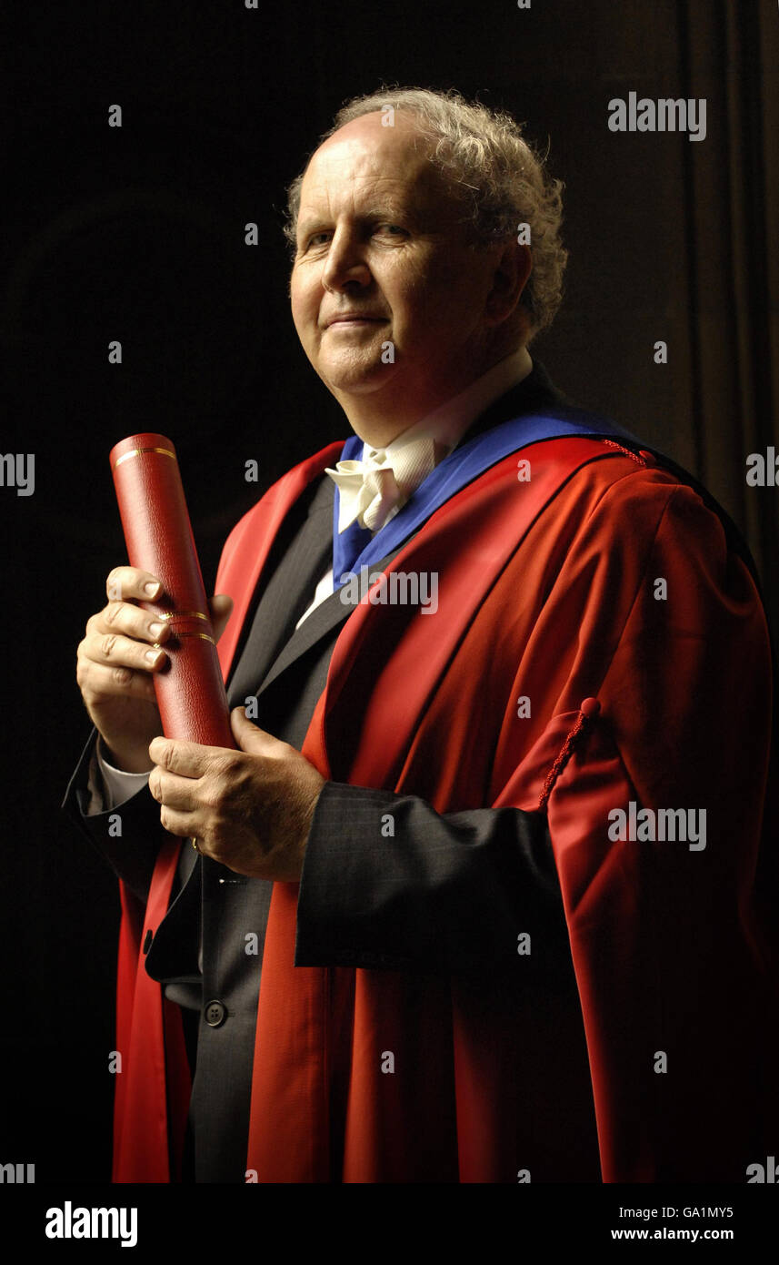 Alexander McCall Smith mit seinem Ehrendoktortitel an der McEwan Hall der University of Edinburgh. Stockfoto