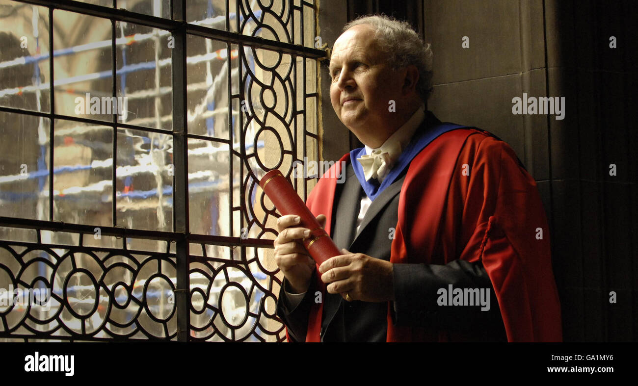 Alexander McCall Smith mit seinem Ehrendoktortitel an der McEwan Hall der University of Edinburgh. Stockfoto