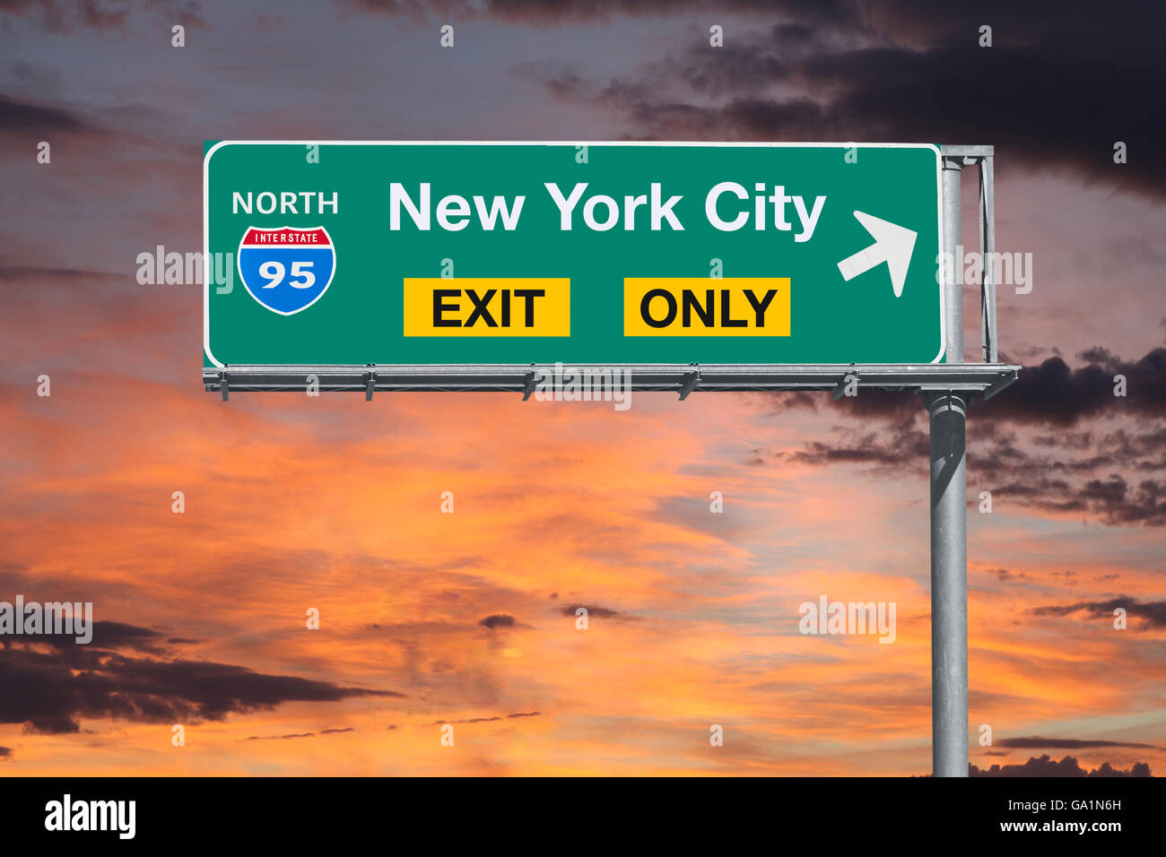 New York City nur Autobahn Ausfahrt mit Sonnenaufgang Himmel. Stockfoto