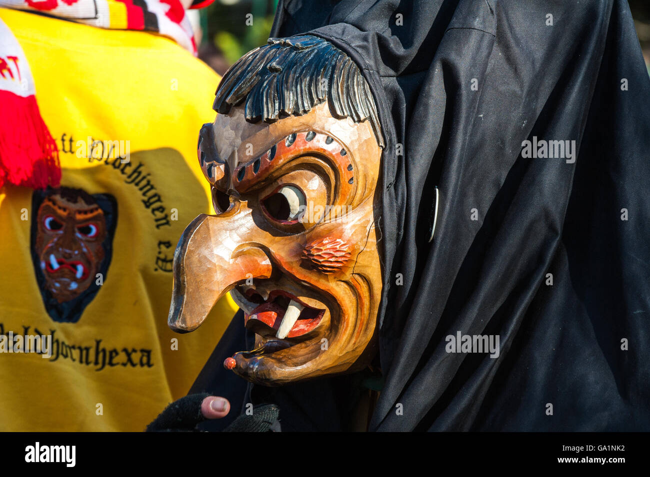 Herrenberg, Deutschland - 21. Februar 2012: Lokale Karnevalsumzug mit traditionellen Holzmasken Stockfoto