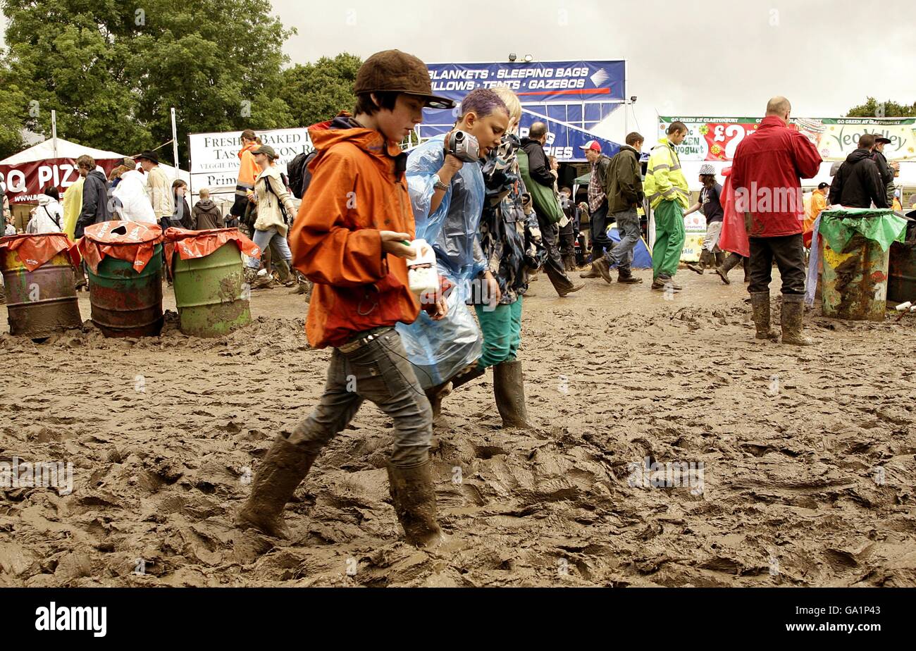 Glastonbury Festival 2007. Ein Blick auf die schlammigen und nassen Bedingungen beim Glastonbury Festival 2007 auf der Worthy Farm in Pilton, Somerset. Stockfoto