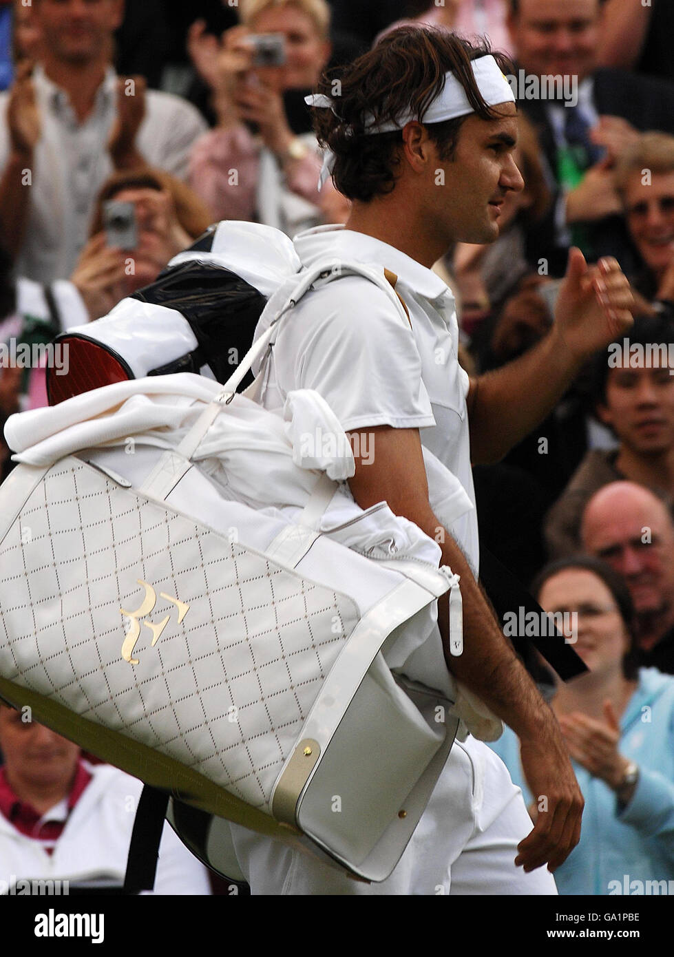 Der Schweizer Roger Federer verlässt den Platz mit seiner Tasche, nachdem er den russischen Marat Safin während der All England Lawn Tennis Championship in Wimbledon besiegt hat. Stockfoto