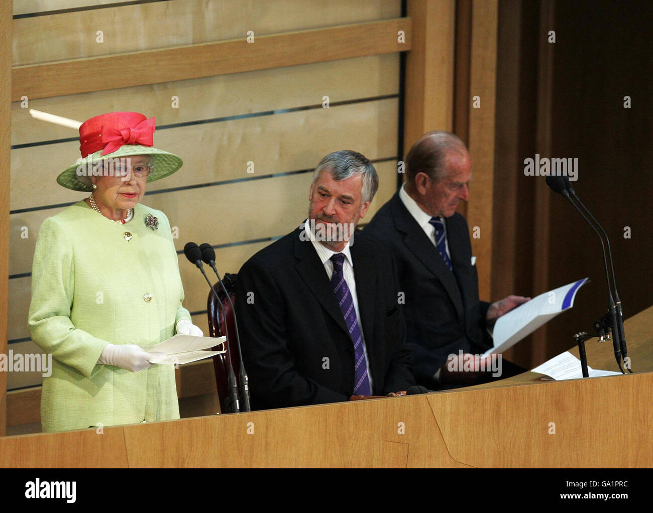 Die britische Königin Elizabeth II. Spricht während der feierlichen Eröffnung des schottischen Parlaments in Edinburgh vor der Kammer. Stockfoto