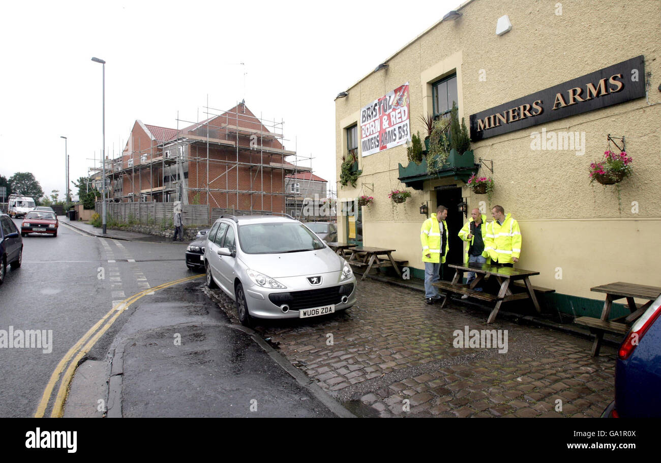 Raucher im The Miners Arms Bristol, das an einer belebten Hauptstraße liegt, sind mit Jacken ausgestattet, um sie vor dem Verkehr zu schützen, wenn sie nachts außerhalb des öffentlichen Hauses rauchen. Stockfoto
