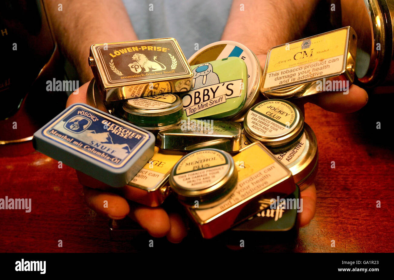 Gerry McLaughlin, der Vermieter von The Miners Arms in Bristol, versorgt Kunden mit 16 verschiedenen Arten von Schnupftabak, einem Pulver auf Tabakbasis, das durch die Nase inhaliert wird, als Vorbereitung für das Rauchverbot. Stockfoto