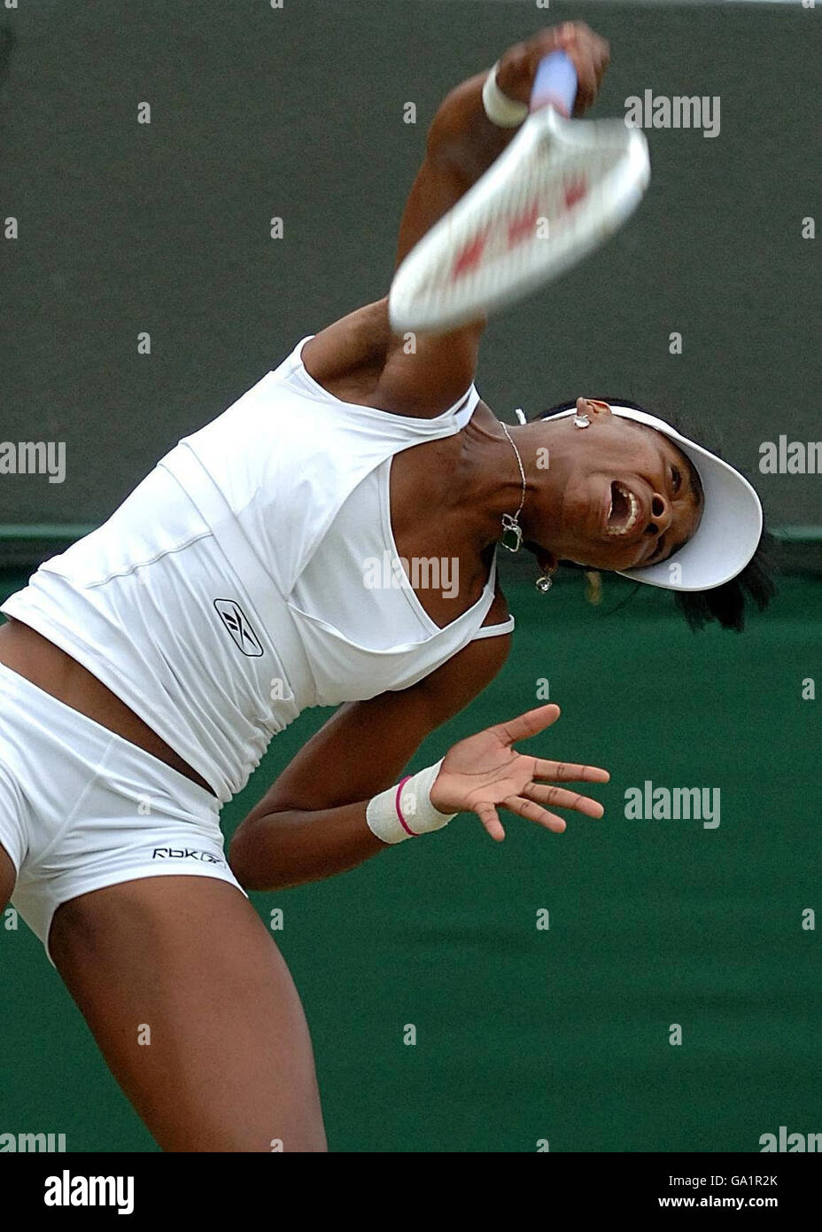 Die USA Venus Williams in Aktion gegen die japanische Akiko Morigami während der All England Lawn Tennis Championship in Wimbledon. Stockfoto