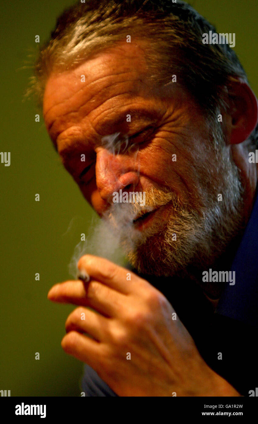 Dennis Redmond, ein Einheimischer des öffentlichen Hauses Miner's Arms in Bristol, genießt eine Zigarette an der Bar, bevor das Rauchverbot morgen früh in Kraft tritt. Stockfoto