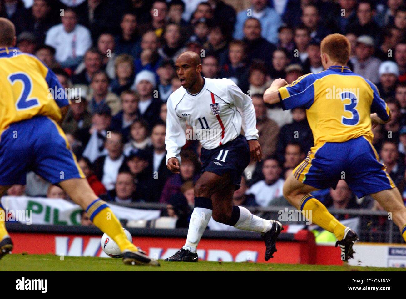 Internationaler Fußball - freundlich - England gegen Schweden. Der englische Trevor Sinclair tritt gegen den schwedischen Christoffer Andersson und Michael Svensson an Stockfoto