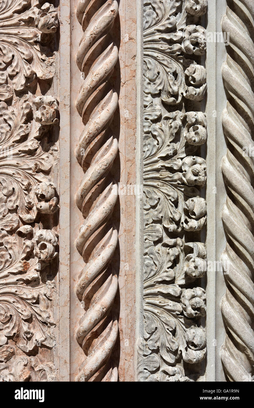 Detail der Santa Maria Gloriosa dei Frari Basilika gotisches Portal in Venedig Stockfoto