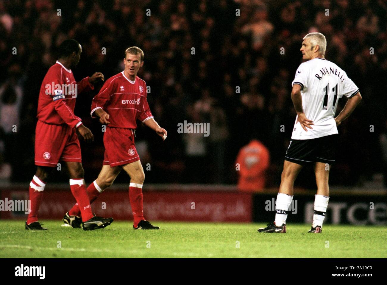 Paul Ince von Middlesbrough (l) gratuliert Teamkollegen Robbie Mustoe (c) dazu 4. Tor als Fabrizio Ravanelli von Derby County (r) Blickt verzweifelt an Stockfoto