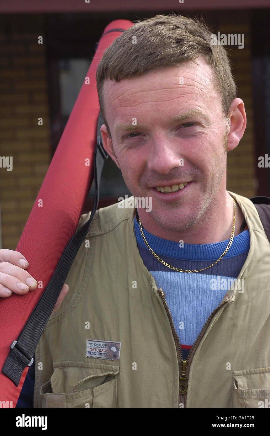 John Smeaton, ein Gepäckhandler, der nach dem Angriff auf einen der mutmaßlichen Terroristen am Flughafen Glasgow weltweit für Ruhm sorgte, war auf dem Weg zu einer freundlichen, wettbewerbsfähigen Fliegenfischerei. Stockfoto