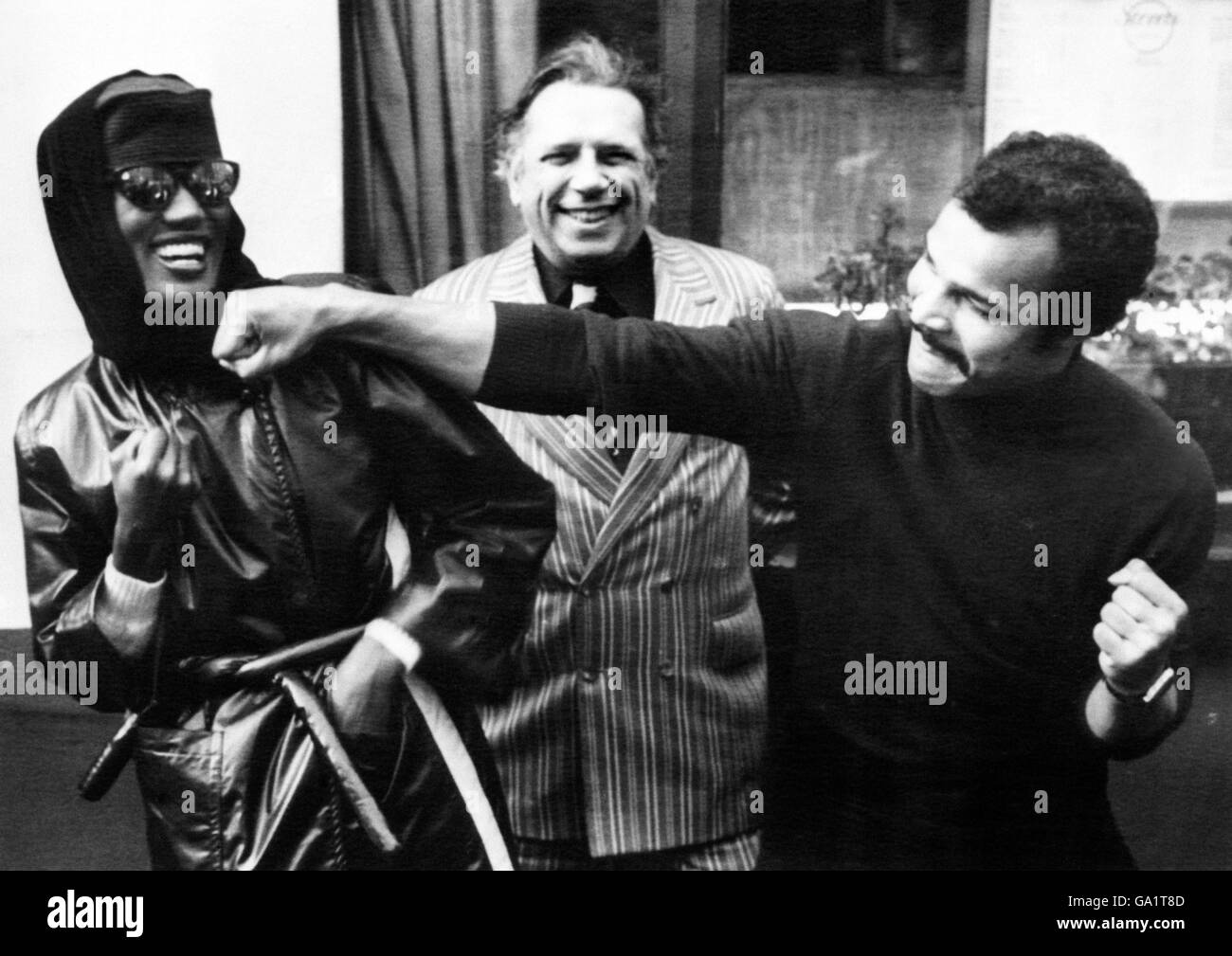 Grace Jones, die Sängerin, die Millionen in Russell Hartys Fernsehsendung gestern Abend gesehen haben, nimmt es dem Boxer John Conteh auf den Kopf, und der Jazzsänger George Melly blickt auf ihn. Miss Jones, 24, behauptete, dass ihr Angriff auf den Moderator der Chat-Show, Herrn Harty, Teil ihrer Handlung sei. Stockfoto