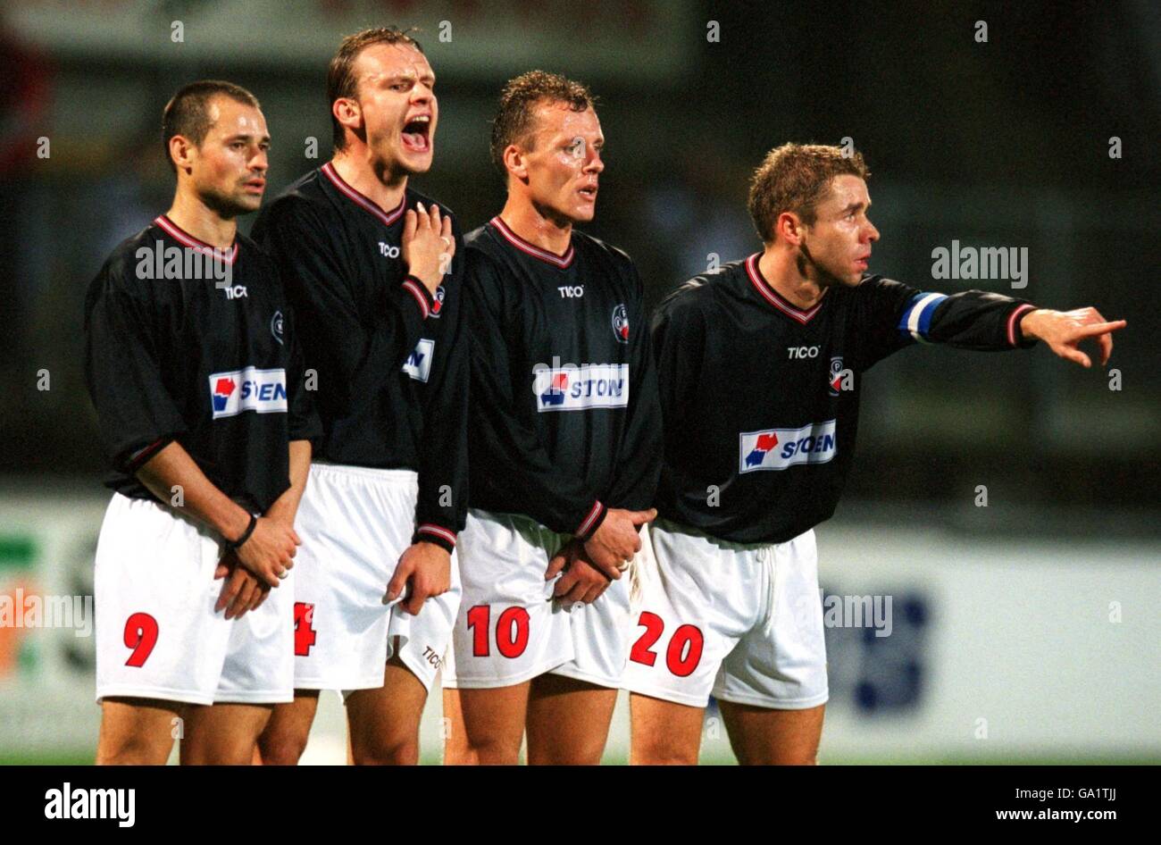 (L-R) Mariusz Pawlak, Mariusz Malinowski, Igor Golaszewski und Arkadiusz Bak von Polonia Warsaw stehen in einer Verteidigungsmauer Stockfoto