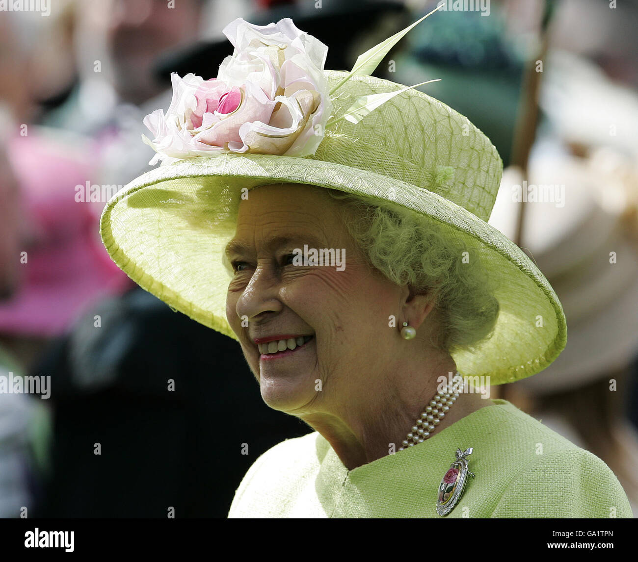 Die britische Königin Elizabeth II. Bei einer Gartenparty im Palace of Holyroodhouse, Edinburgh Stockfoto