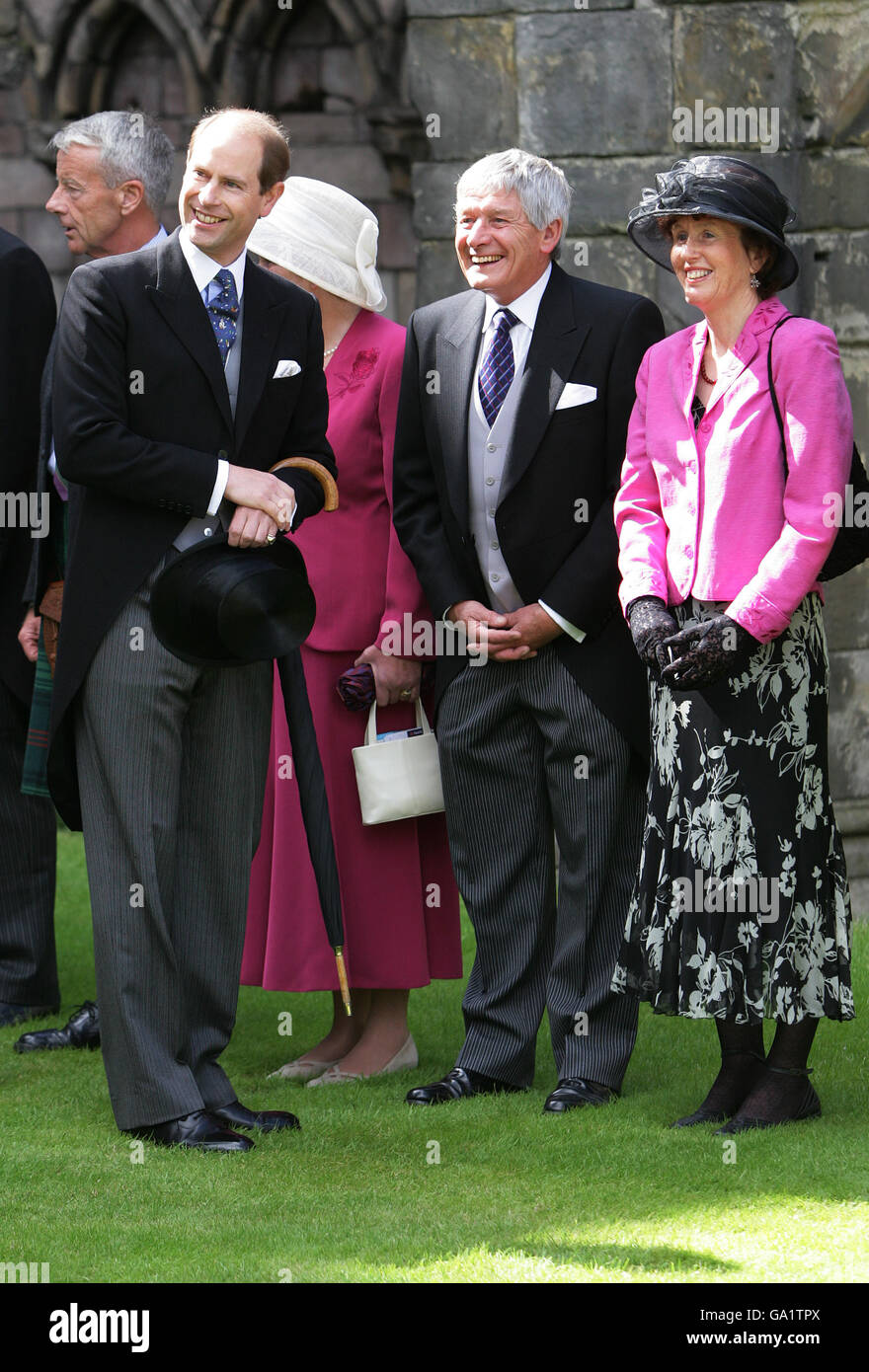 Der britische Prinz Edward (l) schließt sich Königin Elizabeth II. (Nicht abgebildet) bei einer Gartenparty an, die im Palace of Holyroodhouse, Edinburgh, stattfindet Stockfoto