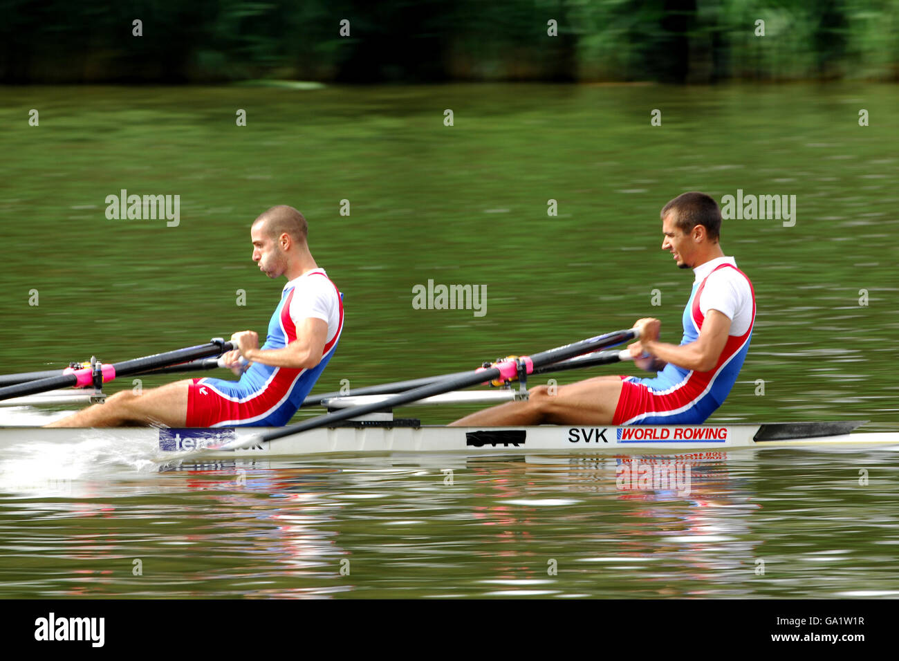 Die slowakischen Maros Sloboda (rechts) und Lukas Babac treten beim Leichtgewicht-Doppelzweier-Sculls für Männer - Repechage 1 beim 9. Ruderweltcup in Bosbaan, Holland, an. Stockfoto