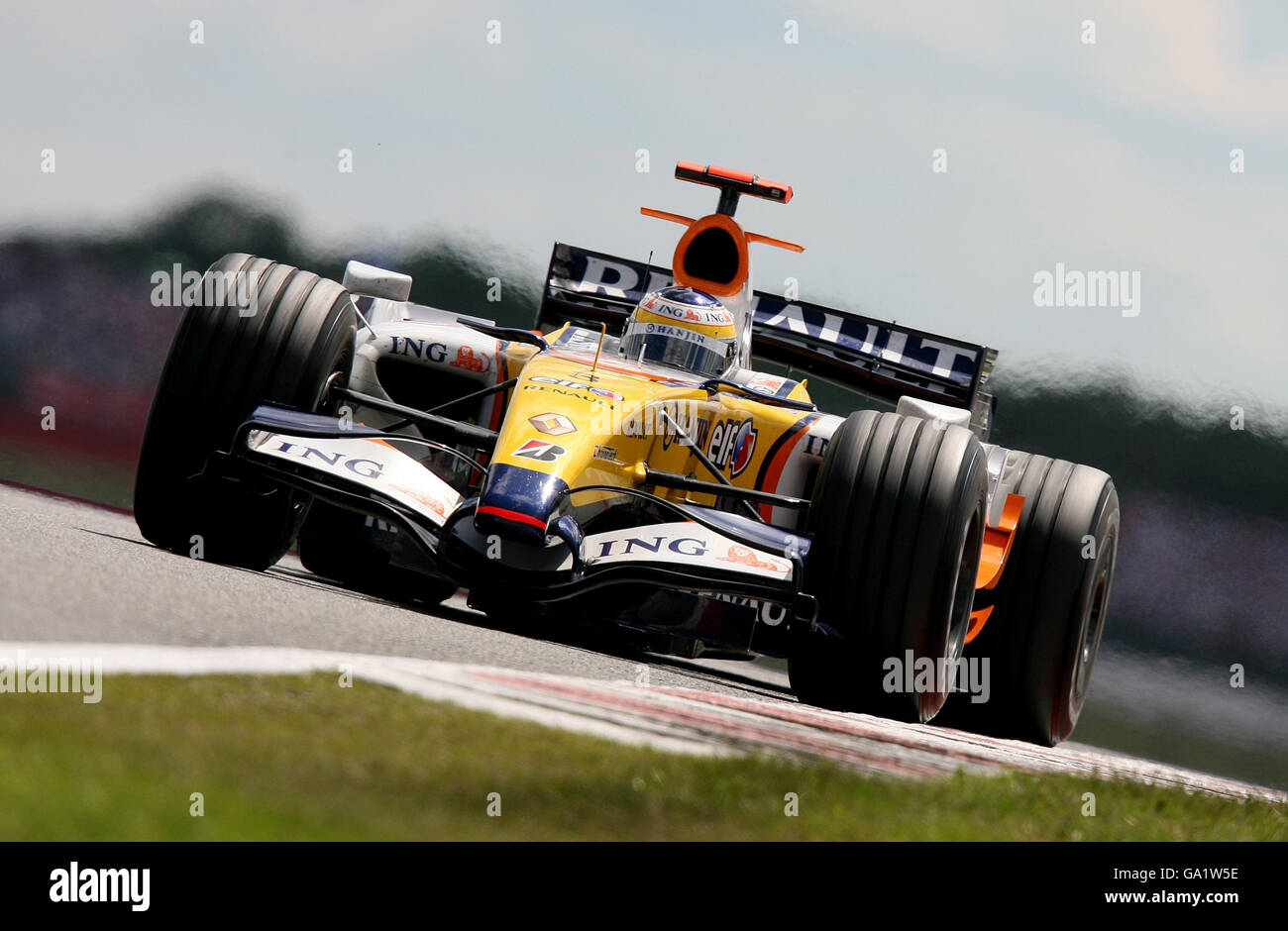 Giancarlo Fisichella im Renault R27 während des Grand Prix von Großbritannien in Silverstone, Northamptonshire. Stockfoto