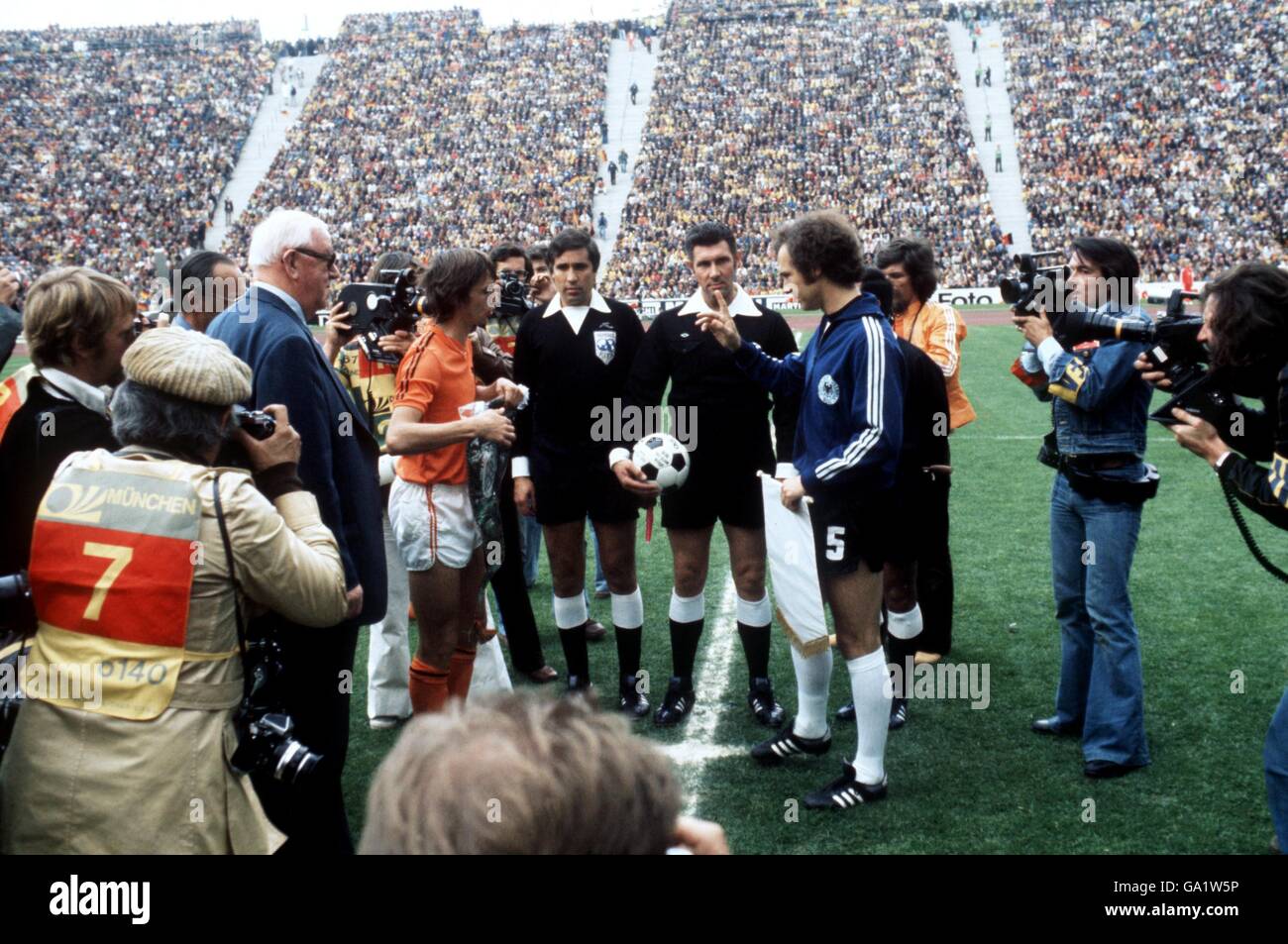 Hollands Johan Cruyff (l) und Westdeutschlands Franz Beckenbauer (r) am Münzwurf, präsidiert von Schiedsrichter Jack Taylor (c) Stockfoto