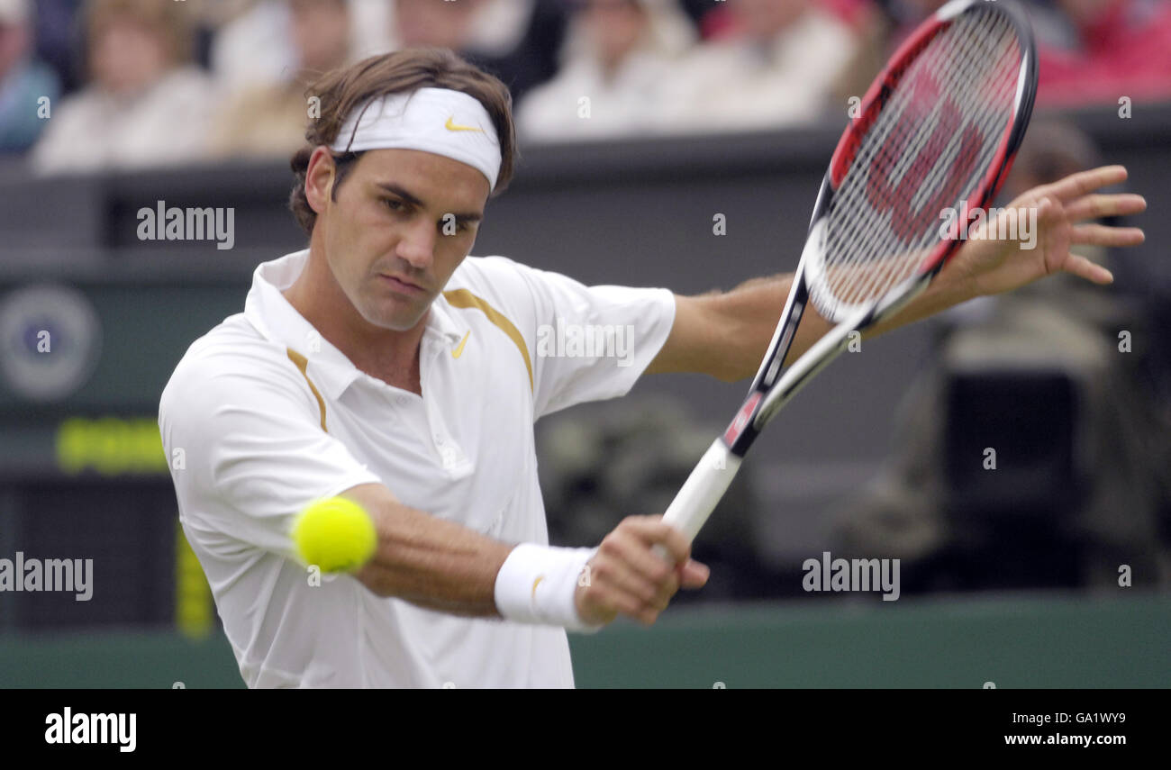 Schweizer Roger Federer in Aktion während The All England Lawn Tennis Championship in Wimbledon. Stockfoto