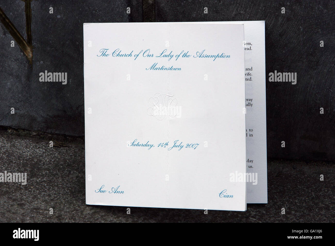 Eine Einladung zur Hochzeit von Cian Foley und Sue Ann McManus, Tochter des Rennmagnaten JP McManus, in Martinstown Church, Co Limerick. Stockfoto