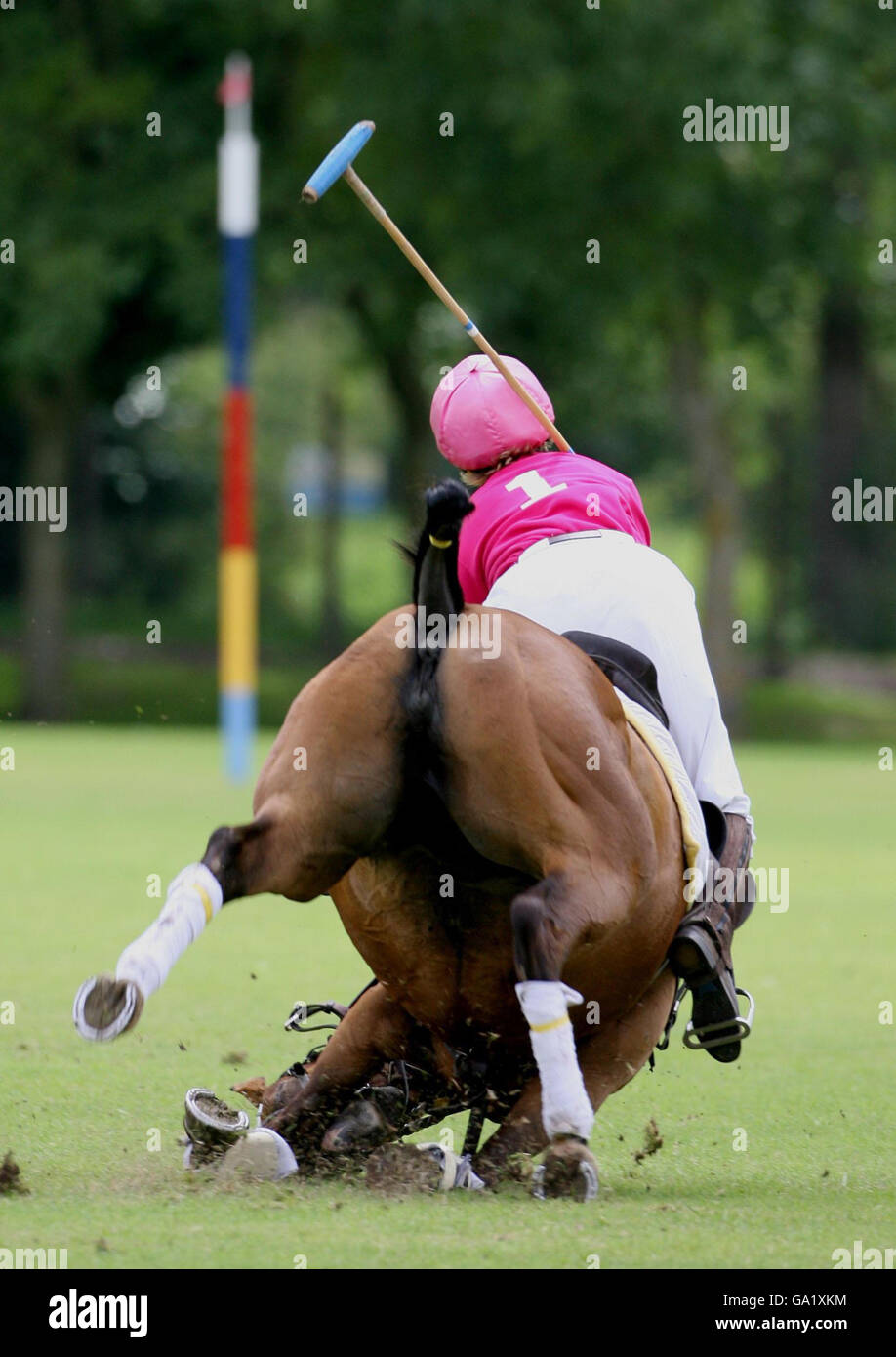 Lucinda Fredericks wird beim Spiel Jockeys gegen Eventers Charity im Tidworth Polo Club in Wiltshire von ihrem Pferd geworfen. Stockfoto