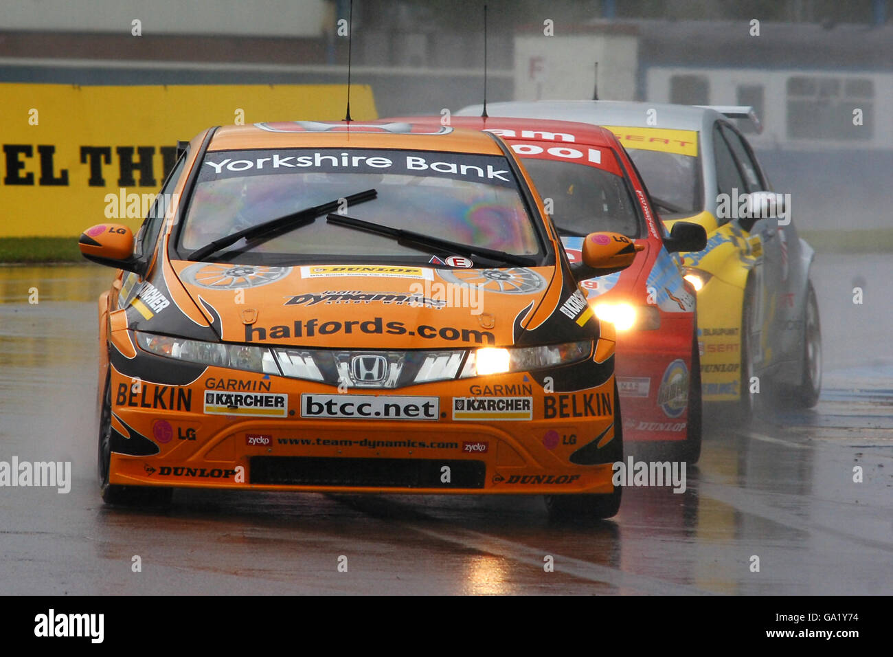 Motorsport - Dunlop British Touring Car Championship - Donington Park. Gordon Shedden führt das Spiel im zweiten Rennen an Stockfoto