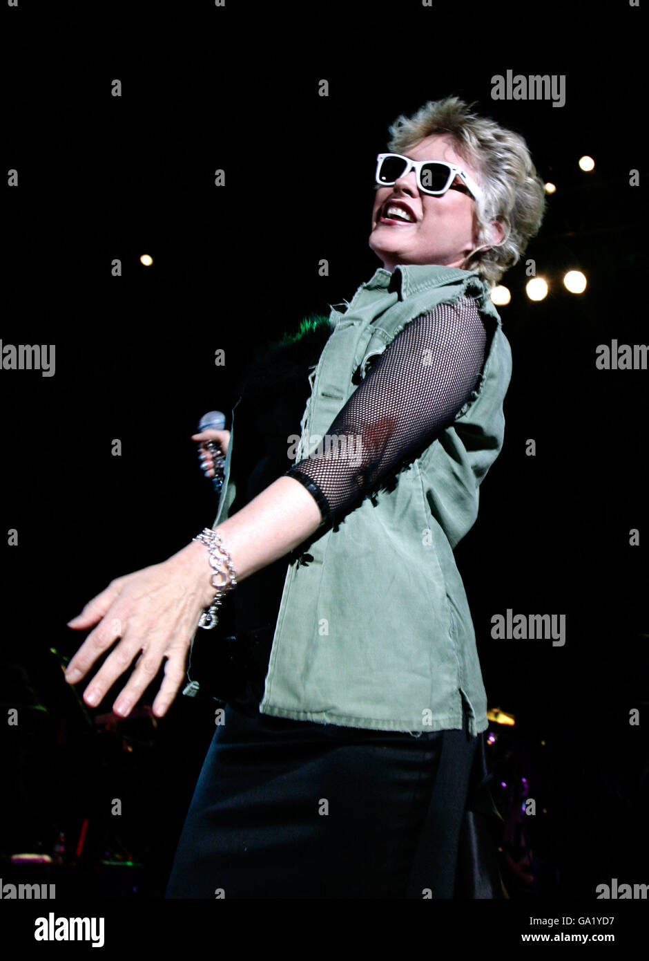 Blondie in concert - London. Debbie Harry von Blondie tritt auf der Bühne des Hammersmith Apollo im Westen Londons auf. Stockfoto