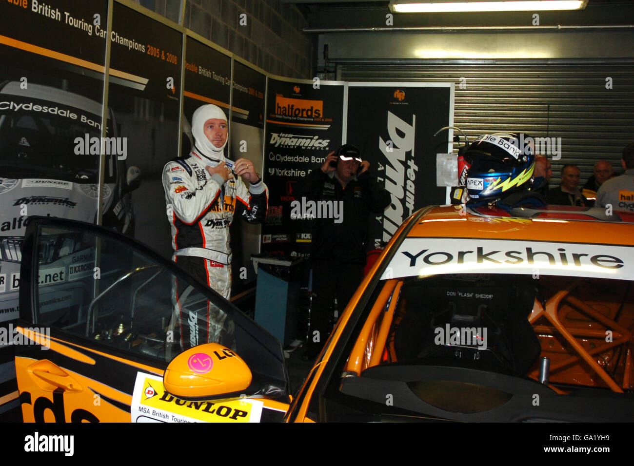 Motorsport - Dunlop British Touring Car Championship - Donington Park. Gordon Shedden bereitet sich auf das Rennen vor Stockfoto