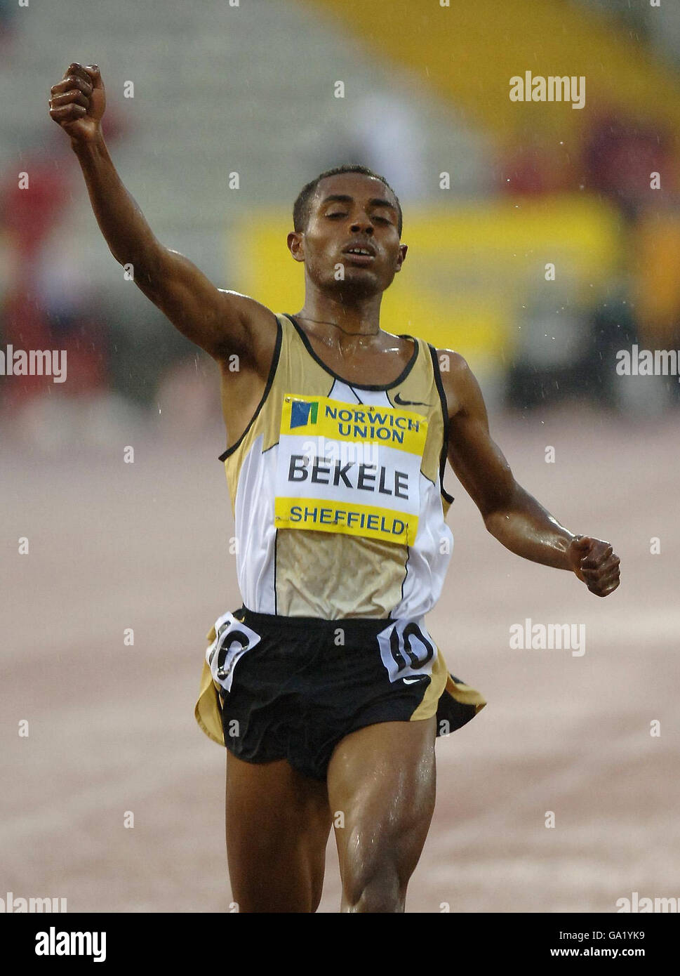 Die Äthiopierin Kenenisa Bekele feiert seinen Sieg beim Herren 3000m Race während des Norwich Union British Grand Prix im Don Valley Stadium, Sheffield. Stockfoto