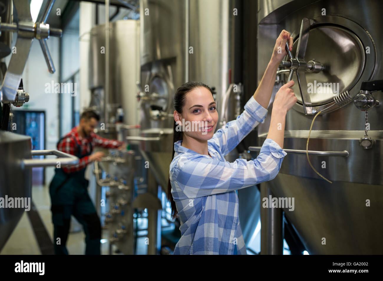 Weibliche Instandhalter Brauerei Maschine prüfen Stockfoto