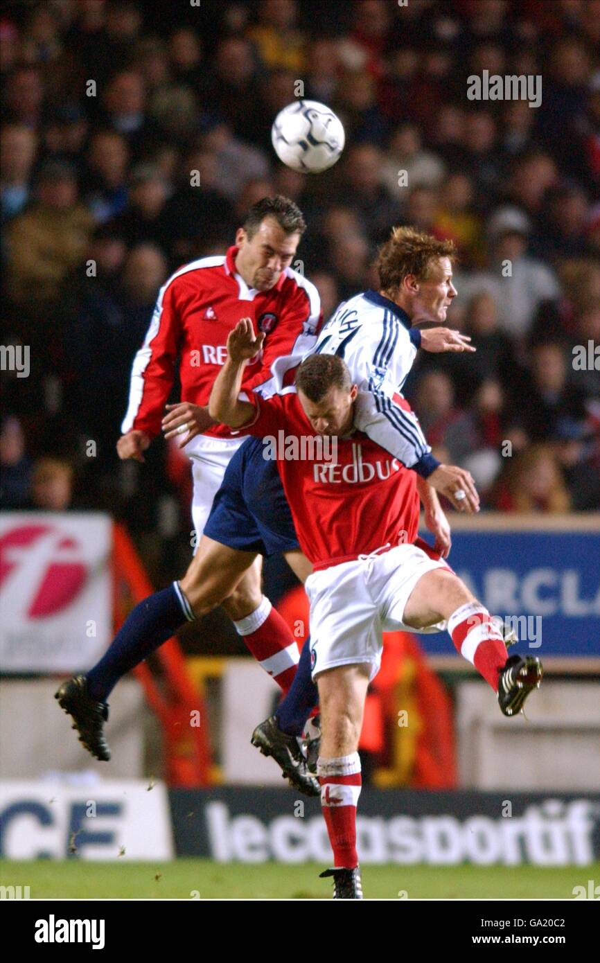 Charlton Athletic's Jorge Costa gewinnt den Ball von Tottenham Hotspur's Teddy Sheringham Stockfoto