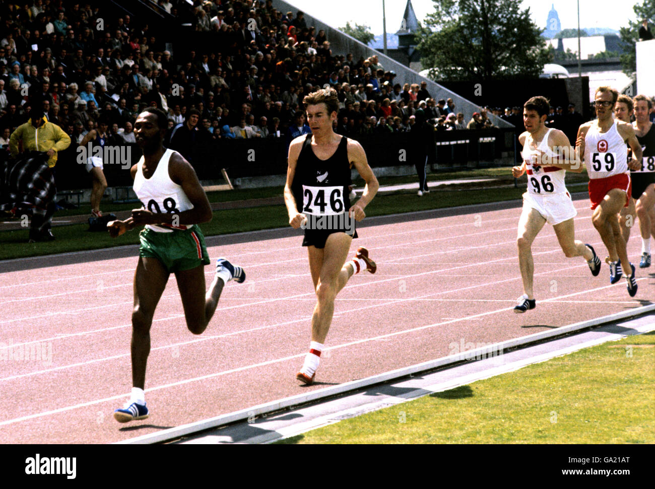 Leichtathletik - British Commonwealth Games - Meadowbank Stadium, Edinburgh. Kipchoge Keino, Kenya, führt Theodorus Quax, Neuseeland (Nr. 246), während der 1,500 Meter. Stockfoto