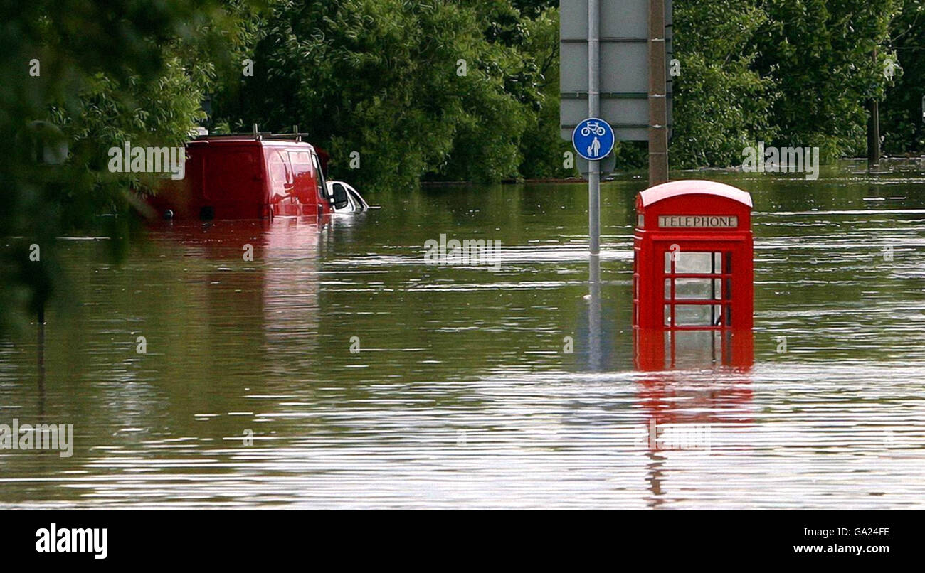 Eine rote Telefonbox erscheint über den Flutwässern in dem Dorf Catcliffe bei Sheffield, das nach zwei Tagen heftigem Regen, der Überschwemmungen in Yorkshire verursacht hat, unter Wasser steht. Stockfoto