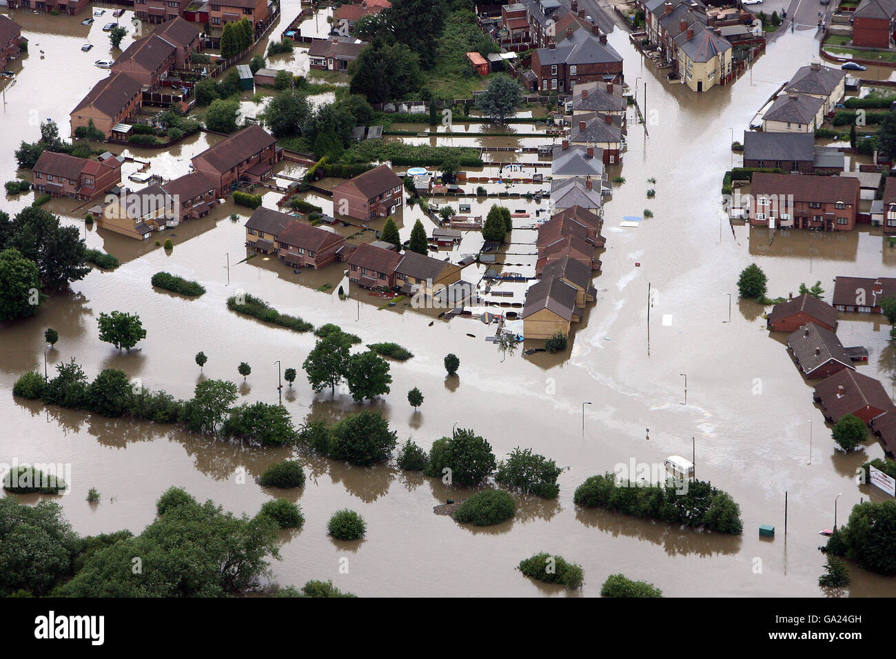 Luftaufnahme des Dorfes Catcliffe in der Nähe von Sheffield, das nach zwei Tagen heftigen Regens, die Überschwemmungen in Yorkshire verursacht hat, unter Wasser steht. Stockfoto